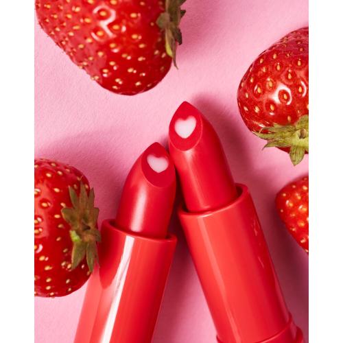 Essence Heart Core Fruity Lip Balm 3 g vyživujúci balzam na pery pre ženy 02 Sweet Strawberry